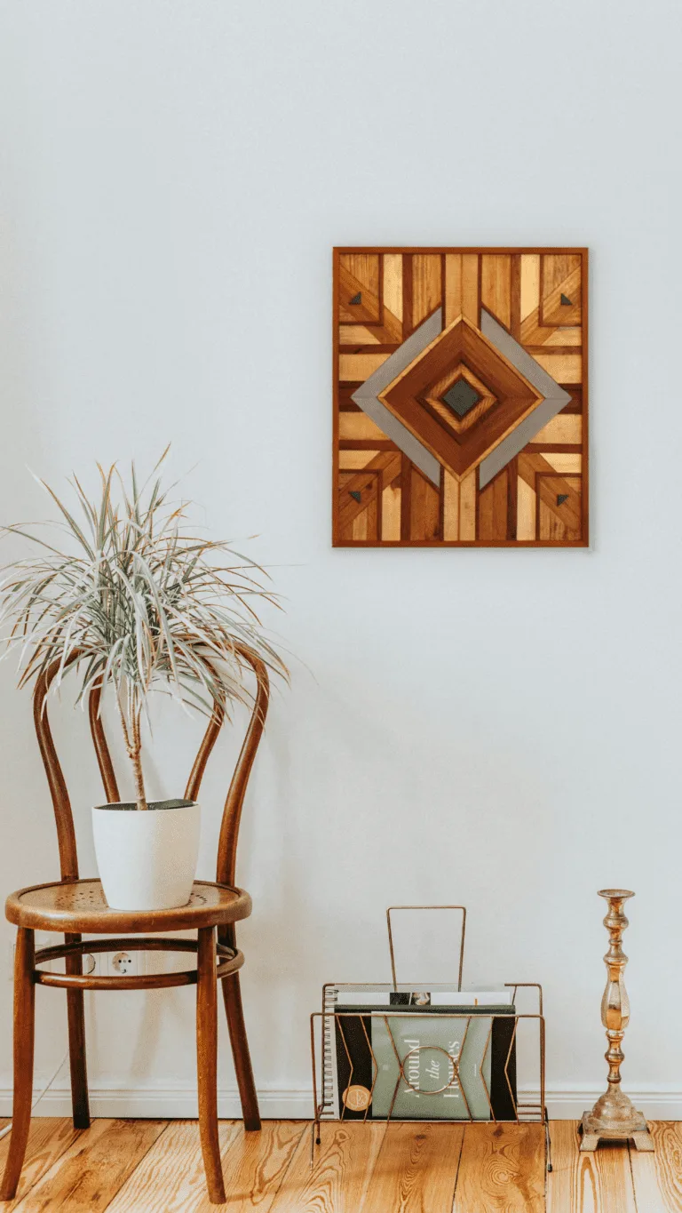 Quadro de marchetaria sustentável feito com madeira reaproveitada